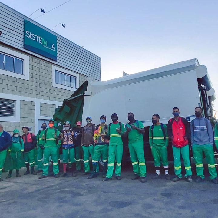 Foto 7 de 14 — Voluntários do Bem fazem café da manhã para coletores de lixo